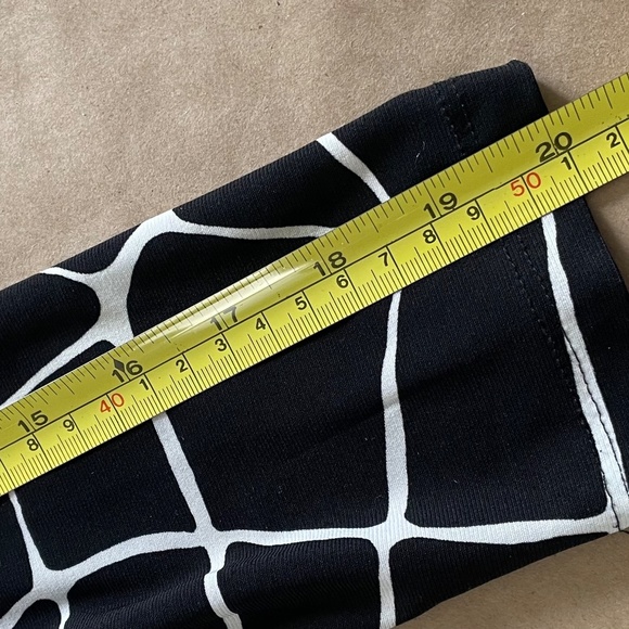 Jones New York black and cream print stretch dress.  Size 6 - Picture 7 of 9